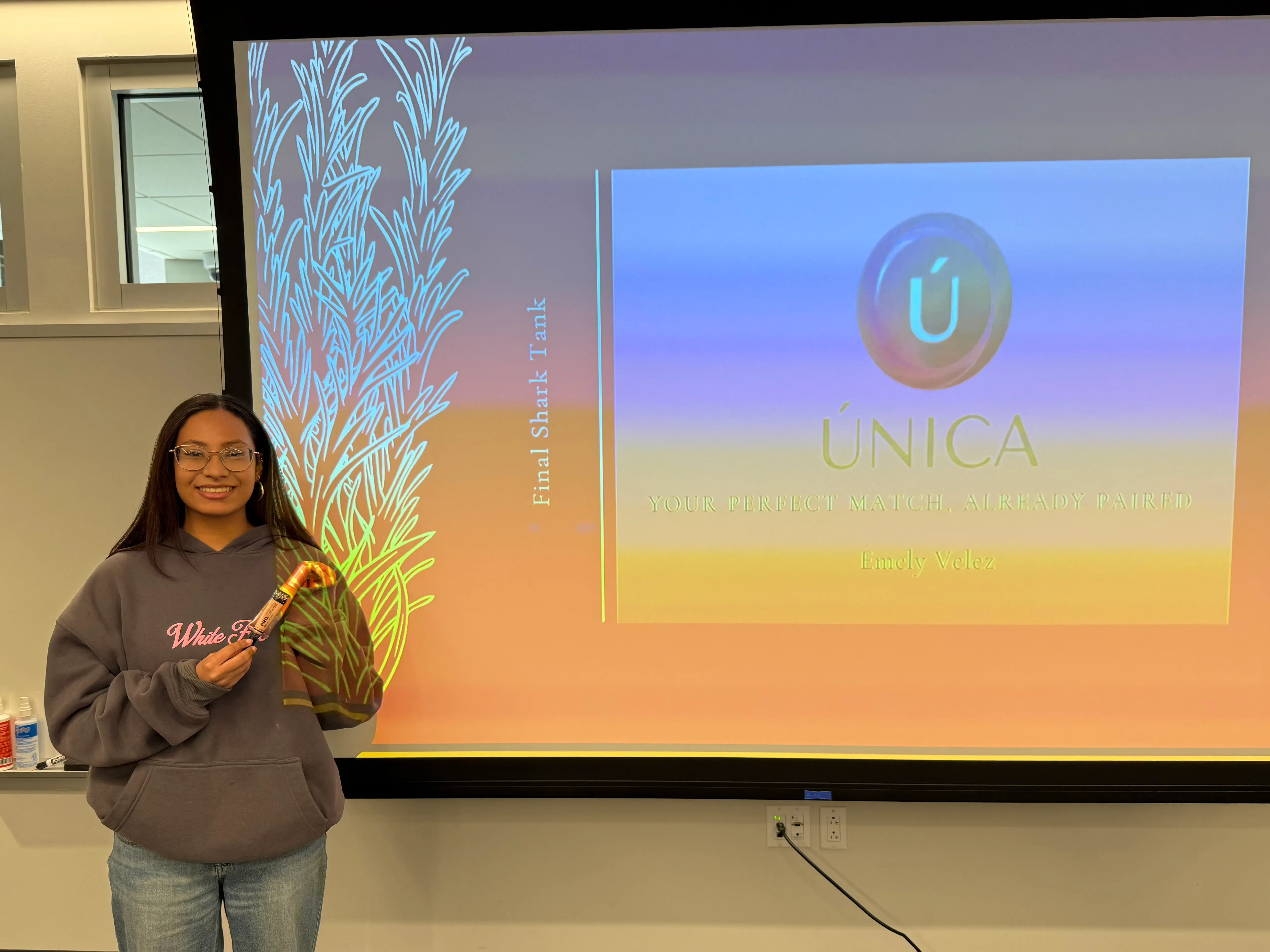 Emely Velez presenting her venture ÚNICA at the Career Shark Tank finale.